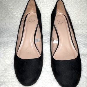 A New Day - Cute Black Wedges!